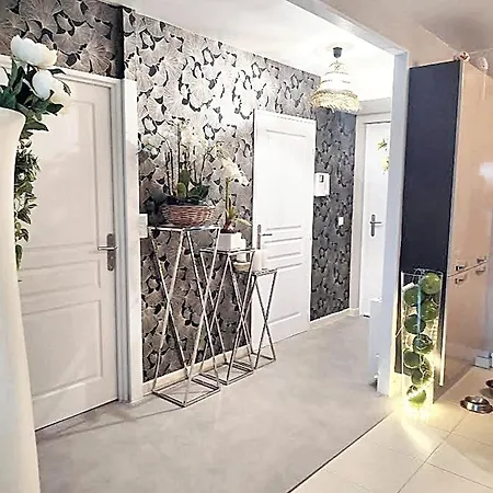 Charmant: Pool Retreat Apartment