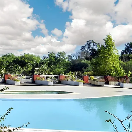 Charmant: Pool Retreat *