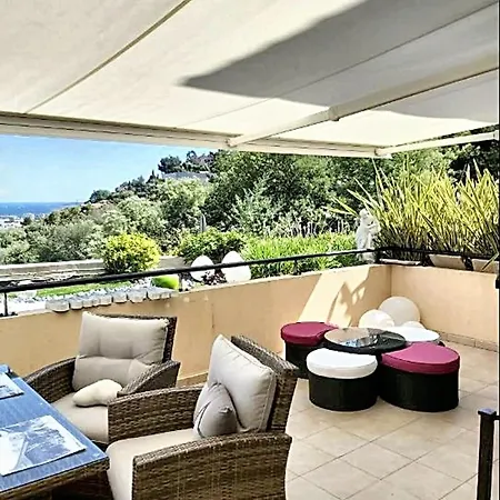 Apartment Charmant: Pool Retreat