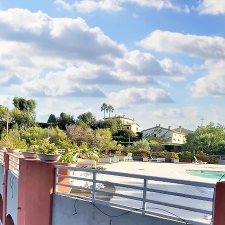 Apartment Charmant: Pool Retreat