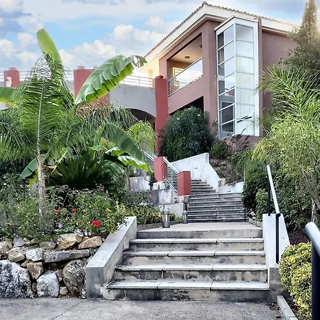 Charmant: Pool Retreat Apartment *