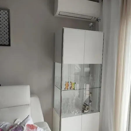 Charmant: Pool Retreat Apartment