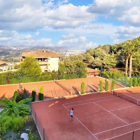 à - 50 M² - Avec Piscine